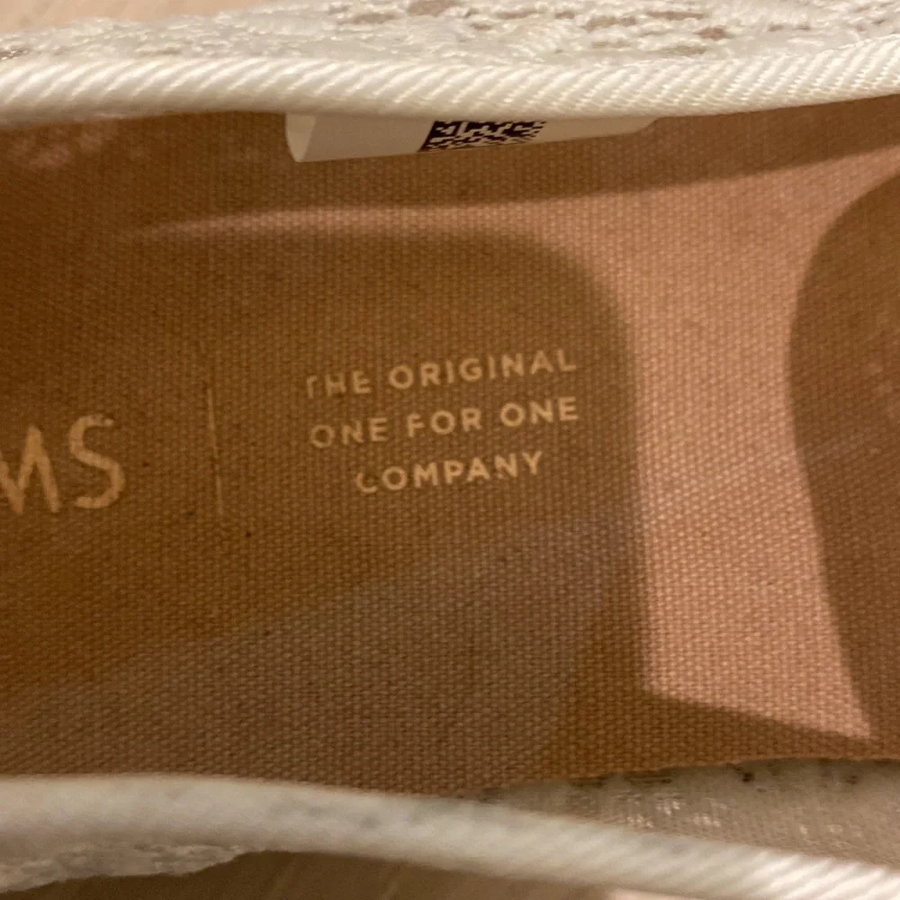 Toms - Picture 2 of 5